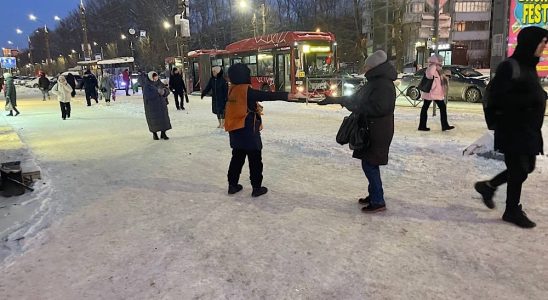 Раздача листовок от аптеки Живика в Перми