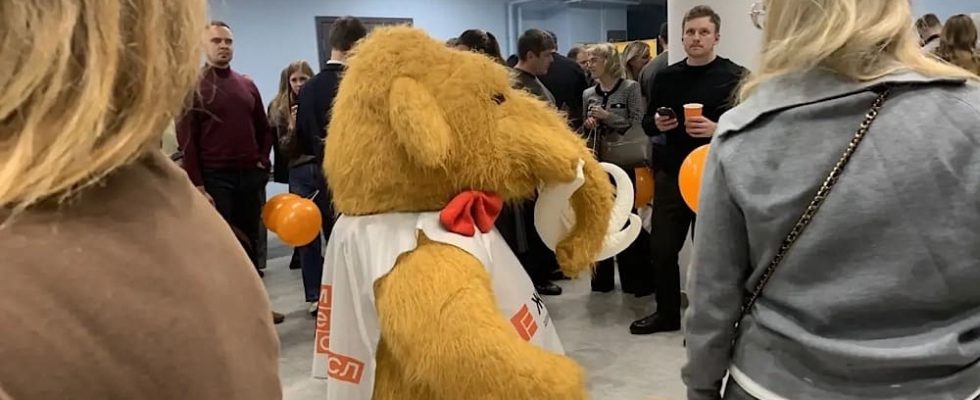 Промоутер в ростовой кукле встречает гостей